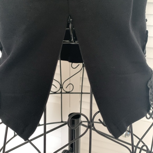 Black crop cami with lace detail and back zipper - Picture 5 of 5